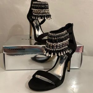 Silver and black women’s 6.5. Still like new.